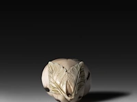 An ivory shibayama inlaid sculpture of male genitalia represented as a vegetable, signed with faux japanese characters, 19thc, h 4,5 cm - w 8 cm - d 5,7 cm - 171g (+) - afbeelding 5 van  6