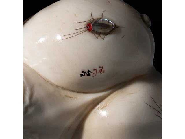 An ivory shibayama inlaid sculpture of male genitalia represented as a vegetable, signed with faux japanese characters, 19thc, h 4,5 cm - w 8 cm - d 5,7 cm - 171g (+) - afbeelding 6 van  6