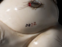 An ivory shibayama inlaid sculpture of male genitalia represented as a vegetable, signed with faux japanese characters, 19thc, h 4,5 cm - w 8 cm - d 5,7 cm - 171g (+) - afbeelding 6 van  6