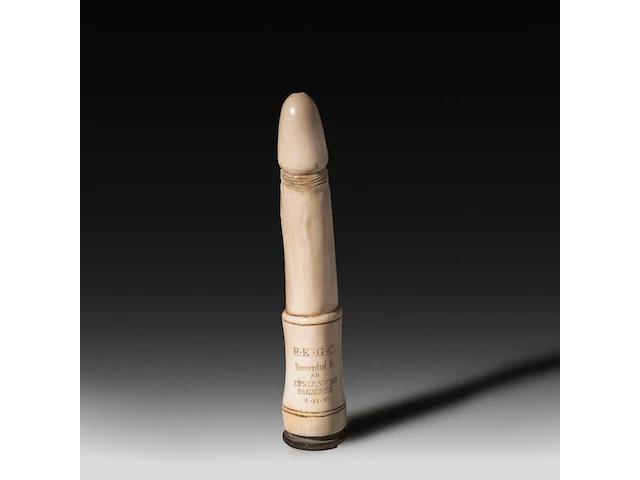 An ivory snuffbox in the shape of a phallus, with the inscription "r.e.g.c., presented to an upstanding member, 2/11/87", english, 1887, h 17 cm - w 3,7 cm - 147g (+) - afbeelding 1 van  4