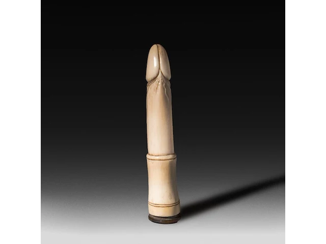 An ivory snuffbox in the shape of a phallus, with the inscription "r.e.g.c., presented to an upstanding member, 2/11/87", english, 1887, h 17 cm - w 3,7 cm - 147g (+) - afbeelding 2 van  4