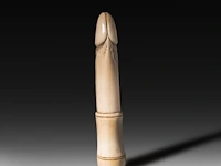 An ivory snuffbox in the shape of a phallus, with the inscription "r.e.g.c., presented to an upstanding member, 2/11/87", english, 1887, h 17 cm - w 3,7 cm - 147g (+) - afbeelding 2 van  4