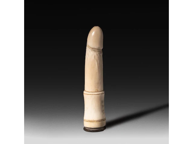 An ivory snuffbox in the shape of a phallus, with the inscription "r.e.g.c., presented to an upstanding member, 2/11/87", english, 1887, h 17 cm - w 3,7 cm - 147g (+) - afbeelding 3 van  4