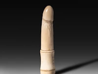 An ivory snuffbox in the shape of a phallus, with the inscription "r.e.g.c., presented to an upstanding member, 2/11/87", english, 1887, h 17 cm - w 3,7 cm - 147g (+) - afbeelding 3 van  4