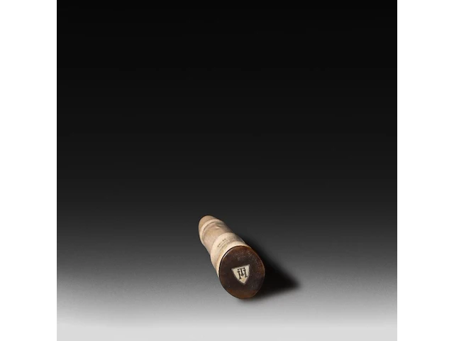 An ivory snuffbox in the shape of a phallus, with the inscription "r.e.g.c., presented to an upstanding member, 2/11/87", english, 1887, h 17 cm - w 3,7 cm - 147g (+) - afbeelding 4 van  4