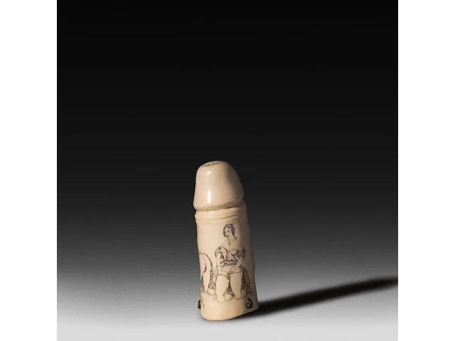 An ivory strap-on dildo with engraved erotic scenes, 19thc/early 20thc, h 12,5 cm - ø 5,5 cm - 170g (+) - afbeelding 1 van  5