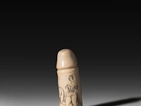 An ivory strap-on dildo with engraved erotic scenes, 19thc/early 20thc, h 12,5 cm - ø 5,5 cm - 170g (+)