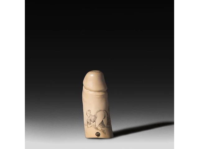 An ivory strap-on dildo with engraved erotic scenes, 19thc/early 20thc, h 12,5 cm - ø 5,5 cm - 170g (+) - afbeelding 2 van  5
