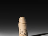 An ivory strap-on dildo with engraved erotic scenes, 19thc/early 20thc, h 12,5 cm - ø 5,5 cm - 170g (+) - afbeelding 2 van  5