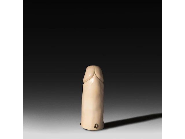 An ivory strap-on dildo with engraved erotic scenes, 19thc/early 20thc, h 12,5 cm - ø 5,5 cm - 170g (+) - afbeelding 3 van  5
