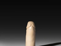 An ivory strap-on dildo with engraved erotic scenes, 19thc/early 20thc, h 12,5 cm - ø 5,5 cm - 170g (+) - afbeelding 3 van  5