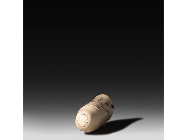 An ivory strap-on dildo with engraved erotic scenes, 19thc/early 20thc, h 12,5 cm - ø 5,5 cm - 170g (+) - afbeelding 4 van  5
