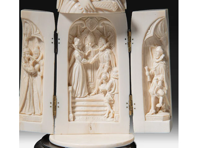 An ivory triptych sculpture of maria de medici, 19thc, h 25,5 cm - 626g (+) - afbeelding 2 van  12