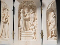 An ivory triptych sculpture of maria de medici, 19thc, h 25,5 cm - 626g (+) - afbeelding 2 van  12