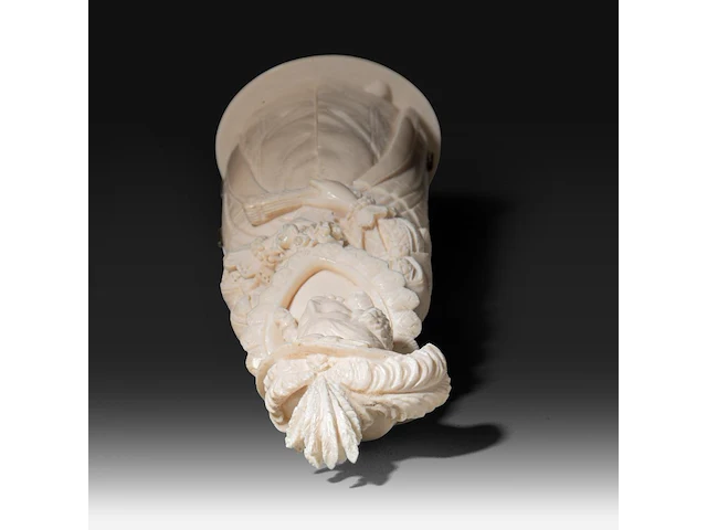 An ivory triptych sculpture of maria de medici, 19thc, h 25,5 cm - 626g (+) - afbeelding 3 van  12