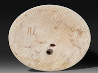 An ivory triptych sculpture of maria de medici, 19thc, h 25,5 cm - 626g (+) - afbeelding 4 van  12