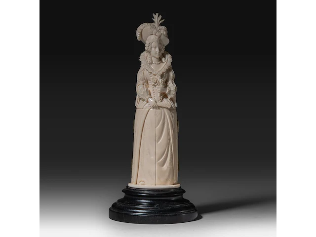 An ivory triptych sculpture of maria de medici, 19thc, h 25,5 cm - 626g (+) - afbeelding 1 van  12