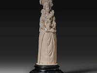 An ivory triptych sculpture of maria de medici, 19thc, h 25,5 cm - 626g (+)