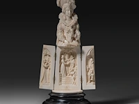 An ivory triptych sculpture of maria de medici, 19thc, h 25,5 cm - 626g (+) - afbeelding 5 van  12