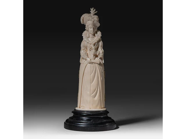 An ivory triptych sculpture of maria de medici, 19thc, h 25,5 cm - 626g (+) - afbeelding 6 van  12
