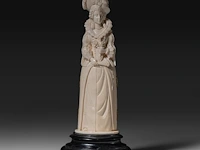 An ivory triptych sculpture of maria de medici, 19thc, h 25,5 cm - 626g (+) - afbeelding 6 van  12