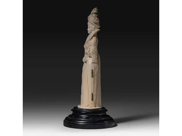 An ivory triptych sculpture of maria de medici, 19thc, h 25,5 cm - 626g (+) - afbeelding 7 van  12