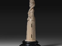 An ivory triptych sculpture of maria de medici, 19thc, h 25,5 cm - 626g (+) - afbeelding 7 van  12