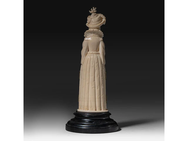 An ivory triptych sculpture of maria de medici, 19thc, h 25,5 cm - 626g (+) - afbeelding 8 van  12