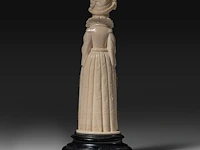 An ivory triptych sculpture of maria de medici, 19thc, h 25,5 cm - 626g (+) - afbeelding 8 van  12