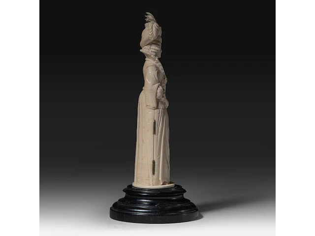An ivory triptych sculpture of maria de medici, 19thc, h 25,5 cm - 626g (+) - afbeelding 9 van  12