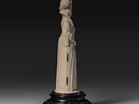 An ivory triptych sculpture of maria de medici, 19thc, h 25,5 cm - 626g (+) - afbeelding 9 van  12