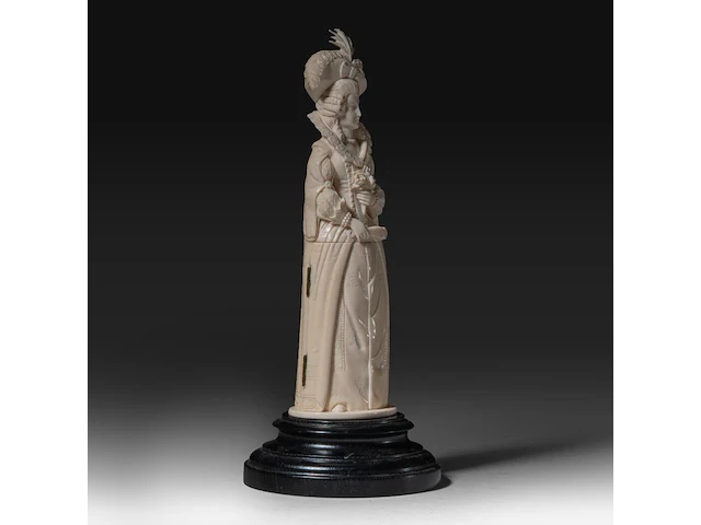 An ivory triptych sculpture of maria de medici, 19thc, h 25,5 cm - 626g (+) - afbeelding 10 van  12