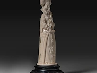 An ivory triptych sculpture of maria de medici, 19thc, h 25,5 cm - 626g (+) - afbeelding 10 van  12