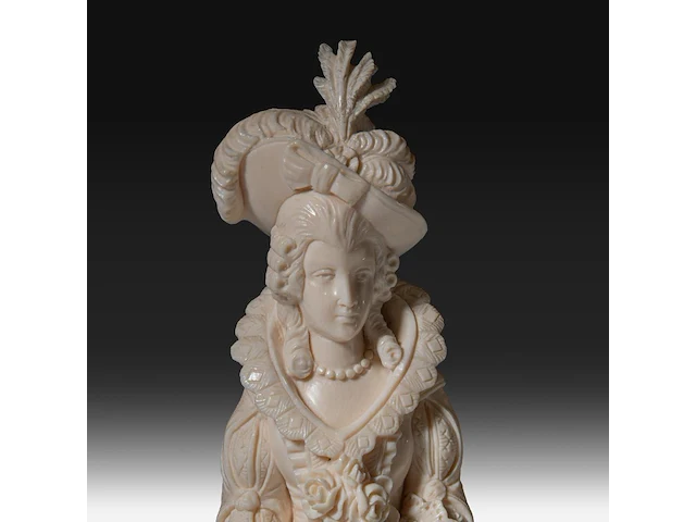 An ivory triptych sculpture of maria de medici, 19thc, h 25,5 cm - 626g (+) - afbeelding 12 van  12