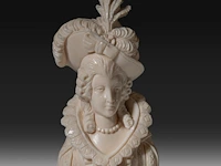 An ivory triptych sculpture of maria de medici, 19thc, h 25,5 cm - 626g (+) - afbeelding 12 van  12