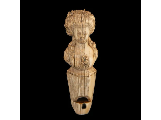 An ivory whistle sculpted in the shape of a lady in 18thc dress, 18th/19thc, h 9,5 cm - weight ca. 40g (+) - afbeelding 1 van  2