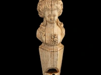 An ivory whistle sculpted in the shape of a lady in 18thc dress, 18th/19thc, h 9,5 cm - weight ca. 40g (+)
