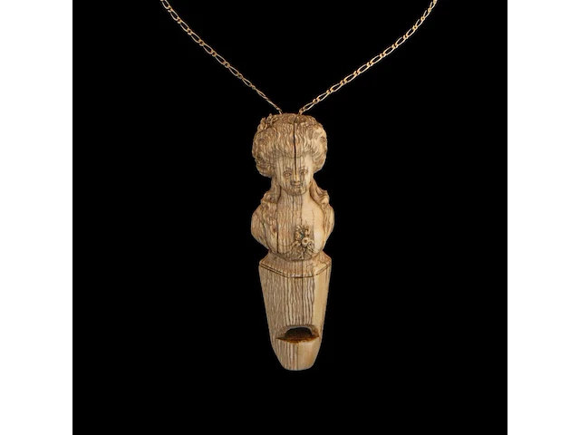 An ivory whistle sculpted in the shape of a lady in 18thc dress, 18th/19thc, h 9,5 cm - weight ca. 40g (+) - afbeelding 2 van  2