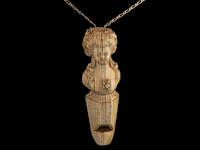 An ivory whistle sculpted in the shape of a lady in 18thc dress, 18th/19thc, h 9,5 cm - weight ca. 40g (+) - afbeelding 2 van  2