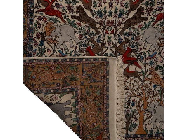 An oriental woollen rug, decorated with various animals 275 x 142 cm. (108.26 x 55.90 in.) - afbeelding 3 van  6