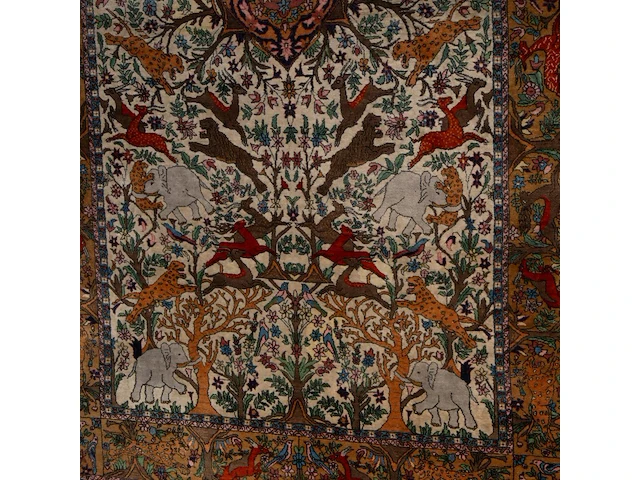 An oriental woollen rug, decorated with various animals 275 x 142 cm. (108.26 x 55.90 in.) - afbeelding 4 van  6