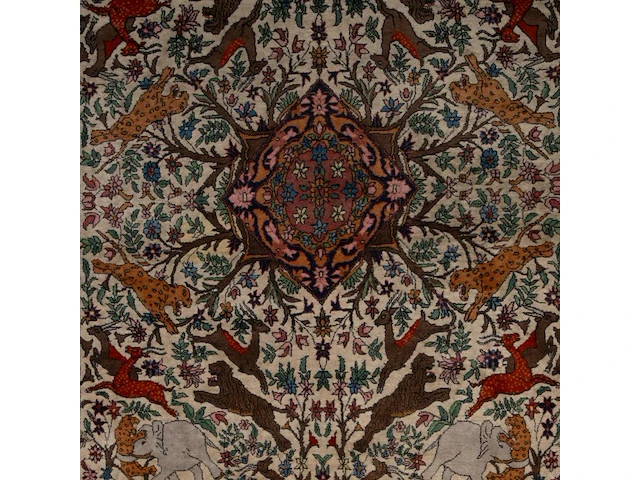 An oriental woollen rug, decorated with various animals 275 x 142 cm. (108.26 x 55.90 in.) - afbeelding 5 van  6