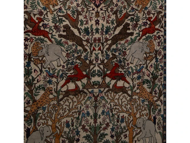 An oriental woollen rug, decorated with various animals 275 x 142 cm. (108.26 x 55.90 in.) - afbeelding 6 van  6