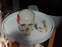 Anatomisch skelet met extra schedel, ronde salontafel met wit blad, 2 ronde bijzettafels met wit blad, ventilator aerian, 7 wandversieringen, partij stipverhalen suske & wiske, 2 vazen - afbeelding 7 van  19