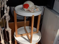 Anatomisch skelet met extra schedel, ronde salontafel met wit blad, 2 ronde bijzettafels met wit blad, ventilator aerian, 7 wandversieringen, partij stipverhalen suske & wiske, 2 vazen - afbeelding 9 van  19