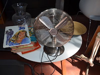 Anatomisch skelet met extra schedel, ronde salontafel met wit blad, 2 ronde bijzettafels met wit blad, ventilator aerian, 7 wandversieringen, partij stipverhalen suske & wiske, 2 vazen - afbeelding 10 van  19