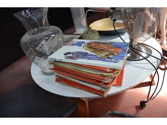 Anatomisch skelet met extra schedel, ronde salontafel met wit blad, 2 ronde bijzettafels met wit blad, ventilator aerian, 7 wandversieringen, partij stipverhalen suske & wiske, 2 vazen - afbeelding 11 van  19