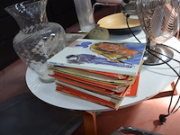 Anatomisch skelet met extra schedel, ronde salontafel met wit blad, 2 ronde bijzettafels met wit blad, ventilator aerian, 7 wandversieringen, partij stipverhalen suske & wiske, 2 vazen - afbeelding 11 van  19
