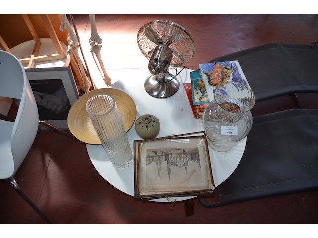 Anatomisch skelet met extra schedel, ronde salontafel met wit blad, 2 ronde bijzettafels met wit blad, ventilator aerian, 7 wandversieringen, partij stipverhalen suske & wiske, 2 vazen - afbeelding 1 van  19