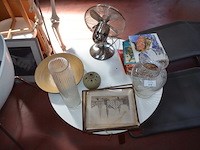Anatomisch skelet met extra schedel, ronde salontafel met wit blad, 2 ronde bijzettafels met wit blad, ventilator aerian, 7 wandversieringen, partij stipverhalen suske & wiske, 2 vazen - afbeelding 1 van  19